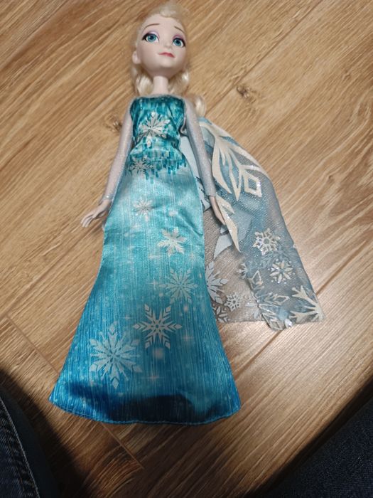 ELSA lalka - kraina lodu. Świeci i gra