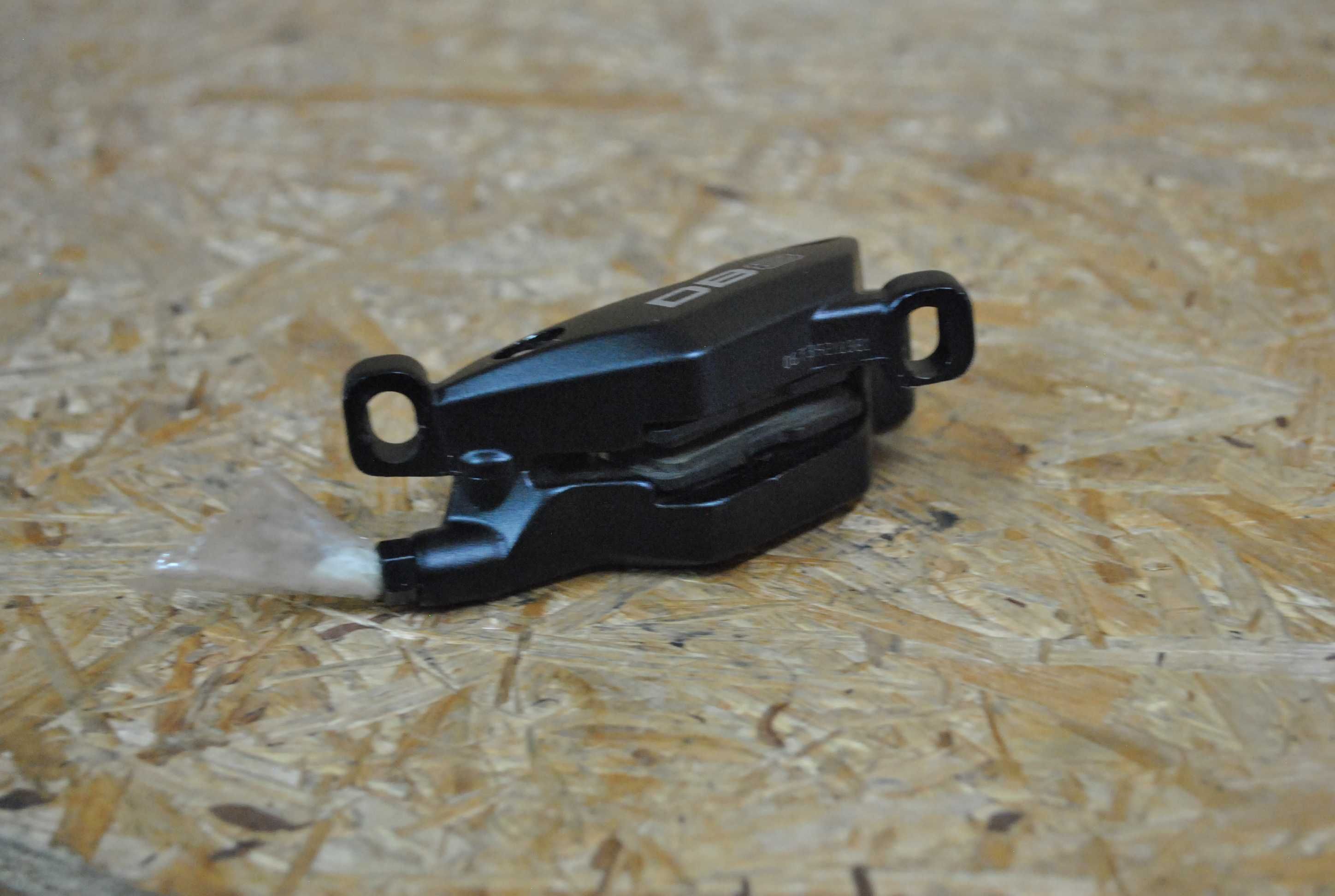 Iealny Zacisk hamulca tarczowego SRAM DB8 Enduro 4 tłoki 2