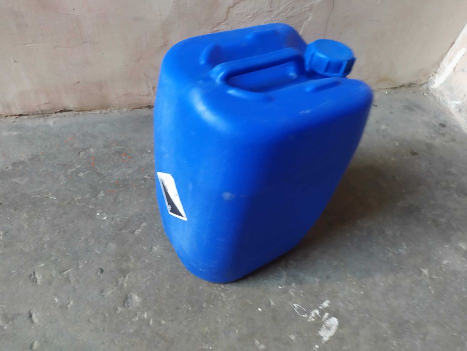 Каністри пластмасові 20 літрів