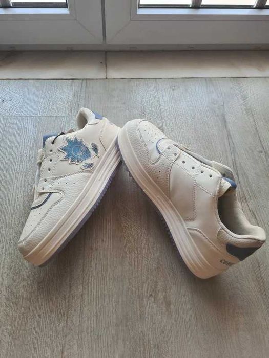 Ténis brancos Rick e Morty