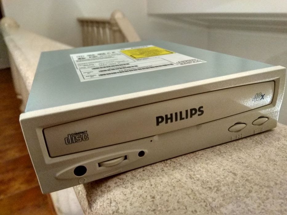 PHILIPS Leitor de CD 48x com saida de audio