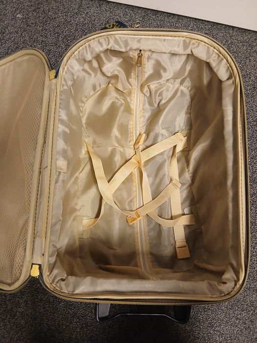 Дорожня валіза на колесах