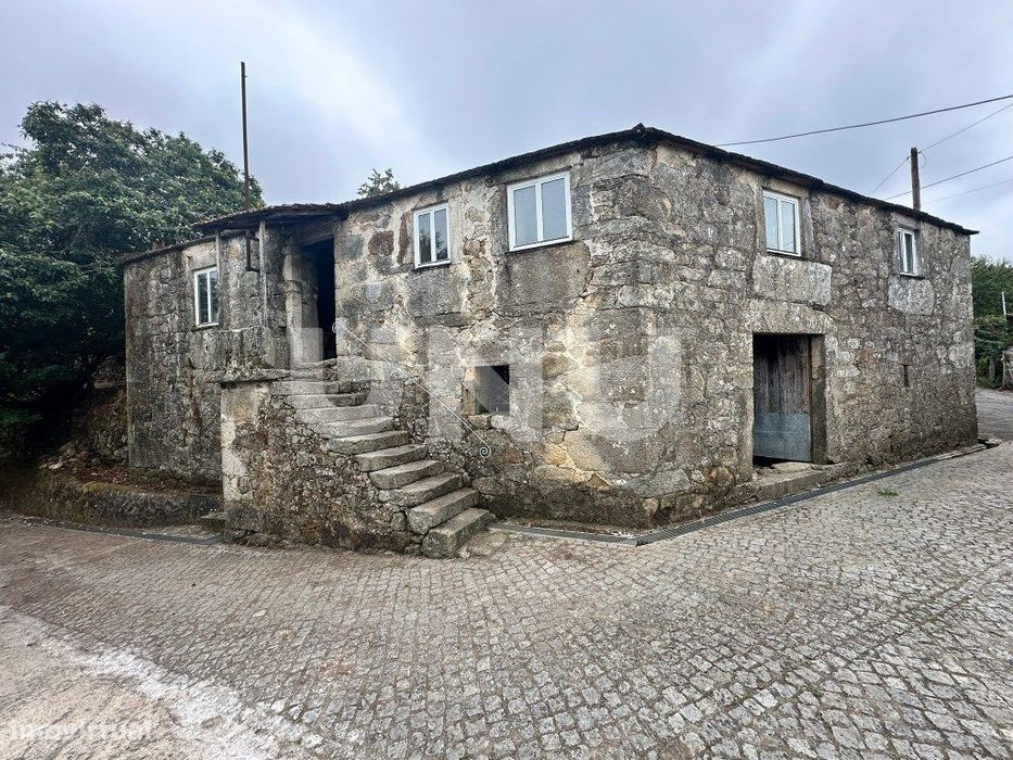 Moradia isolada para recuperar em Arouca