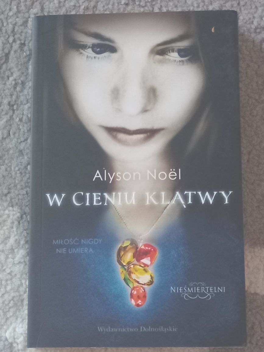 W cieniu klątwy       .