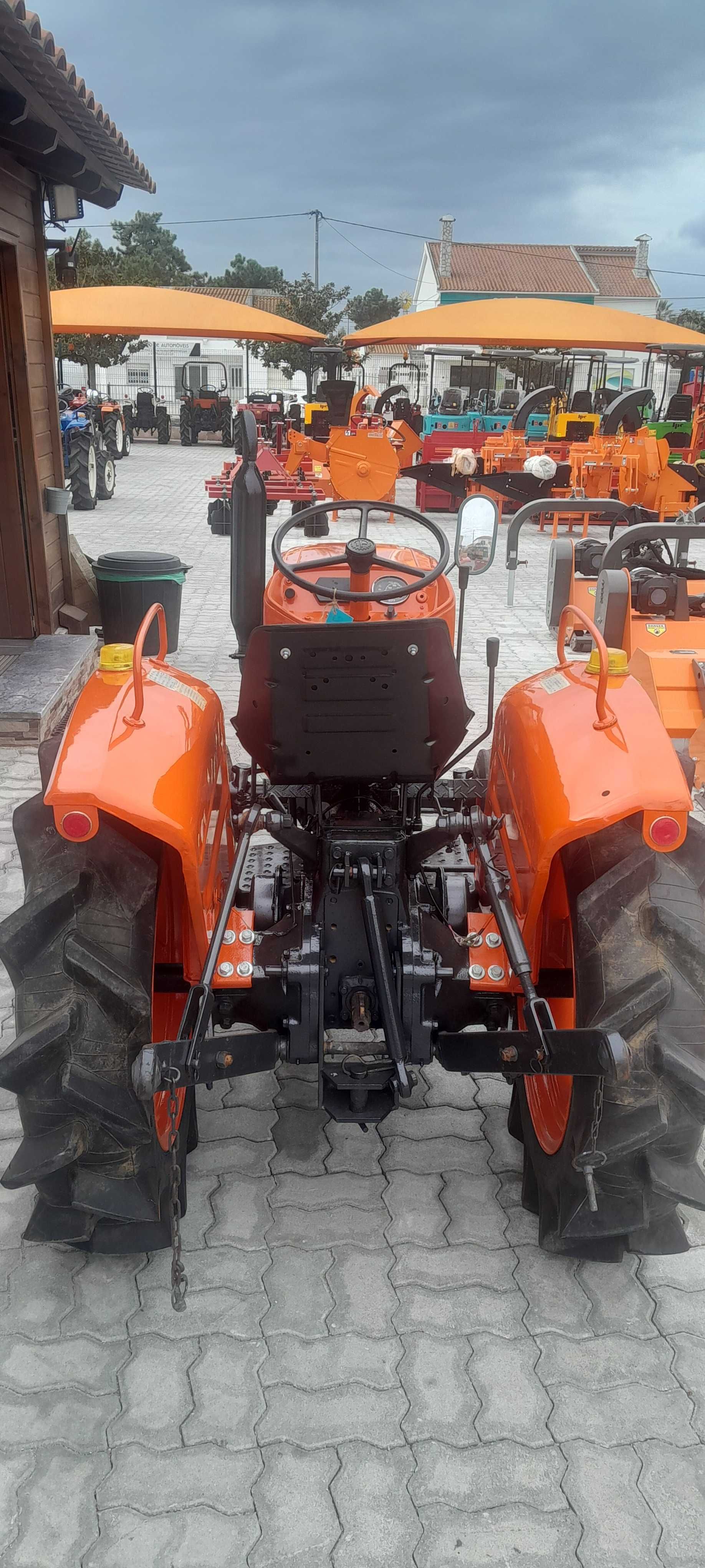 Trator Kubota L1500, 4x2 , 2 cc, ótimo estado