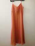 Vestido de cerimónia com encharpe