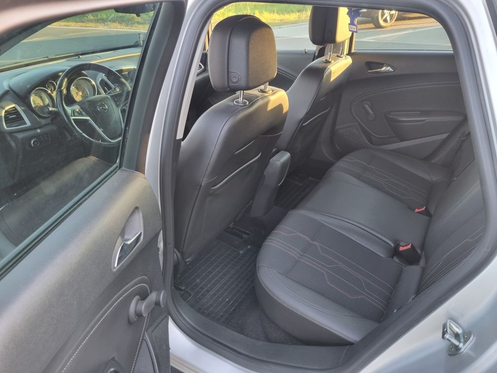 Opel Astra IV J Sports Tourer 1.7 TDCI 2012  Adam 150. Hak,  Alu 17"