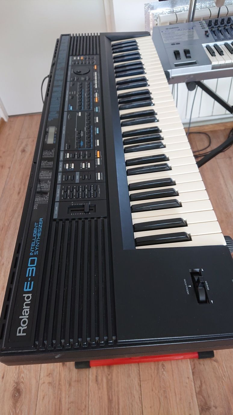 Roland E30 inteligent synthesizer