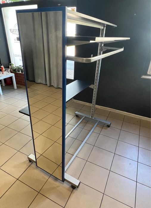 Sklepowy stojak na ubrania + lustro + półki