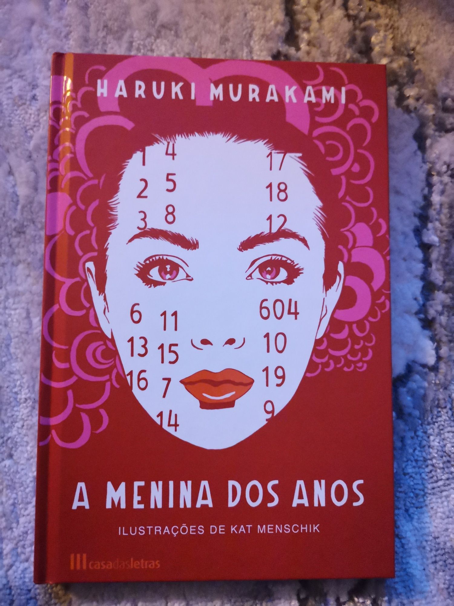 Livro A menina dos anos de Haruki Murakami c ilustrações d Kat Menshik
