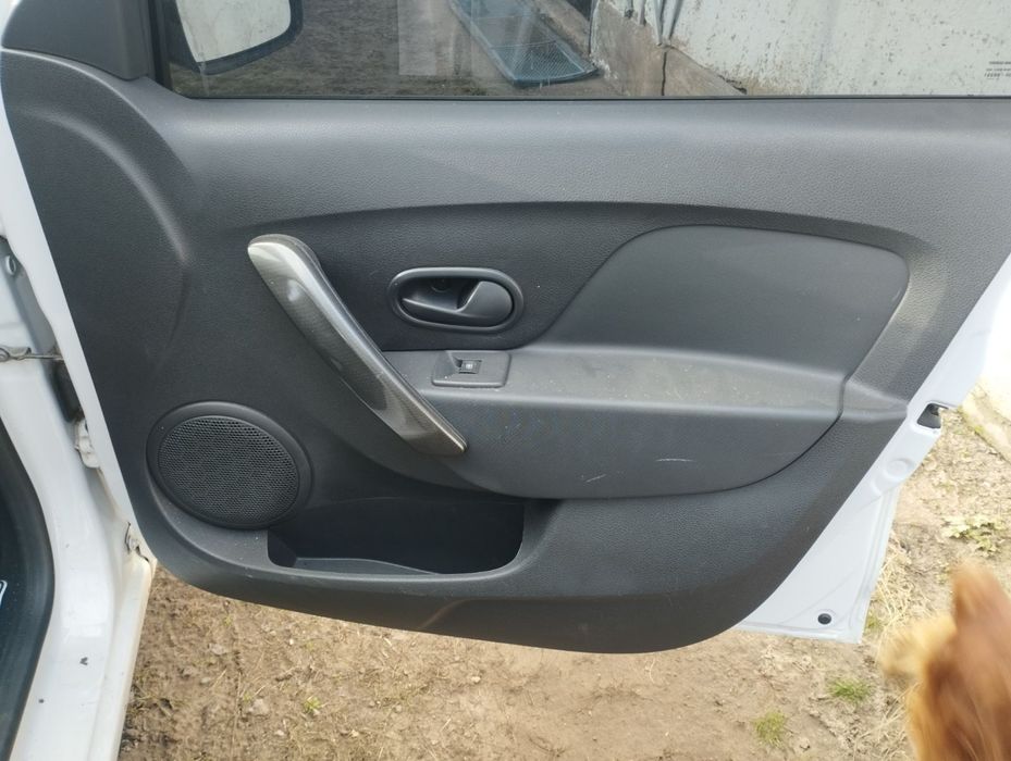 Продам дверную карту 3шт на Рено сандеро, Renault Sandero