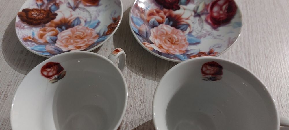 2 filizanki z talerzykami róże kwiaty kolorowe