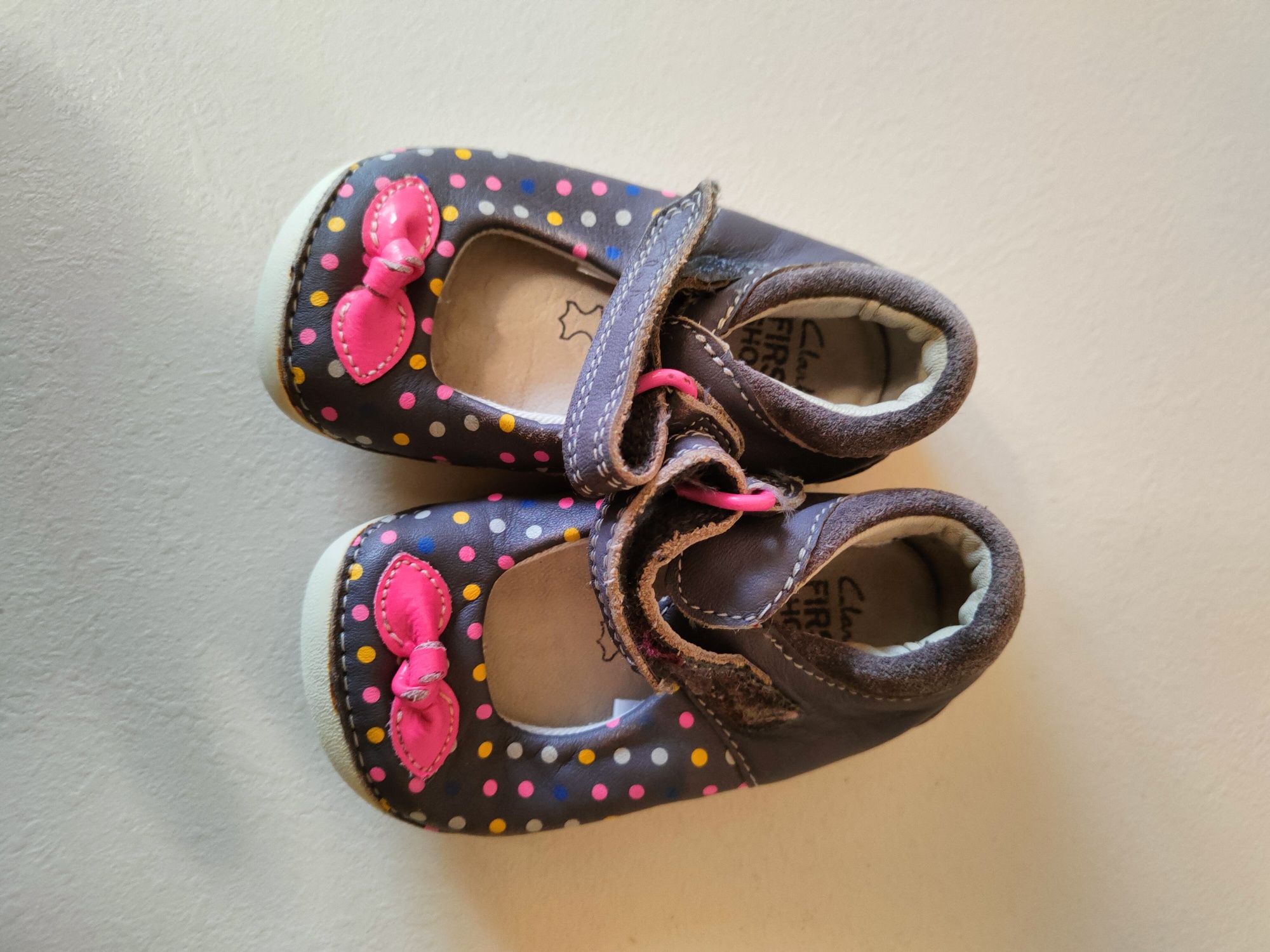 Sandały, buty niemowlęce zapinane na rzepy .