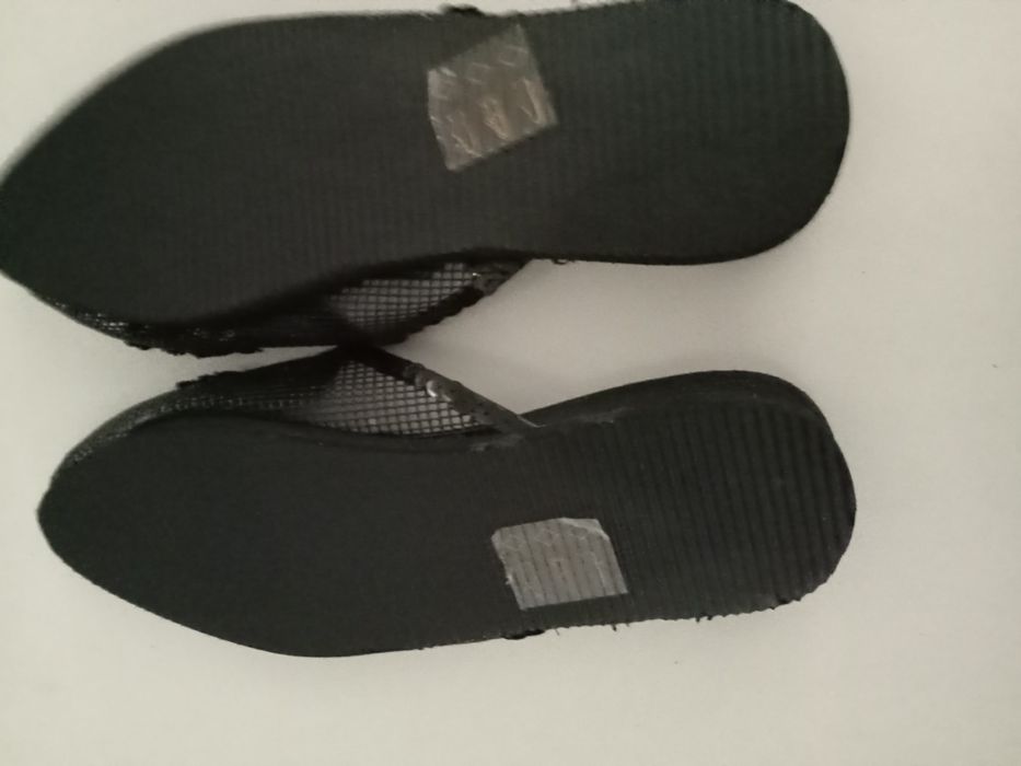 Vendo um par de chinelos, novos.