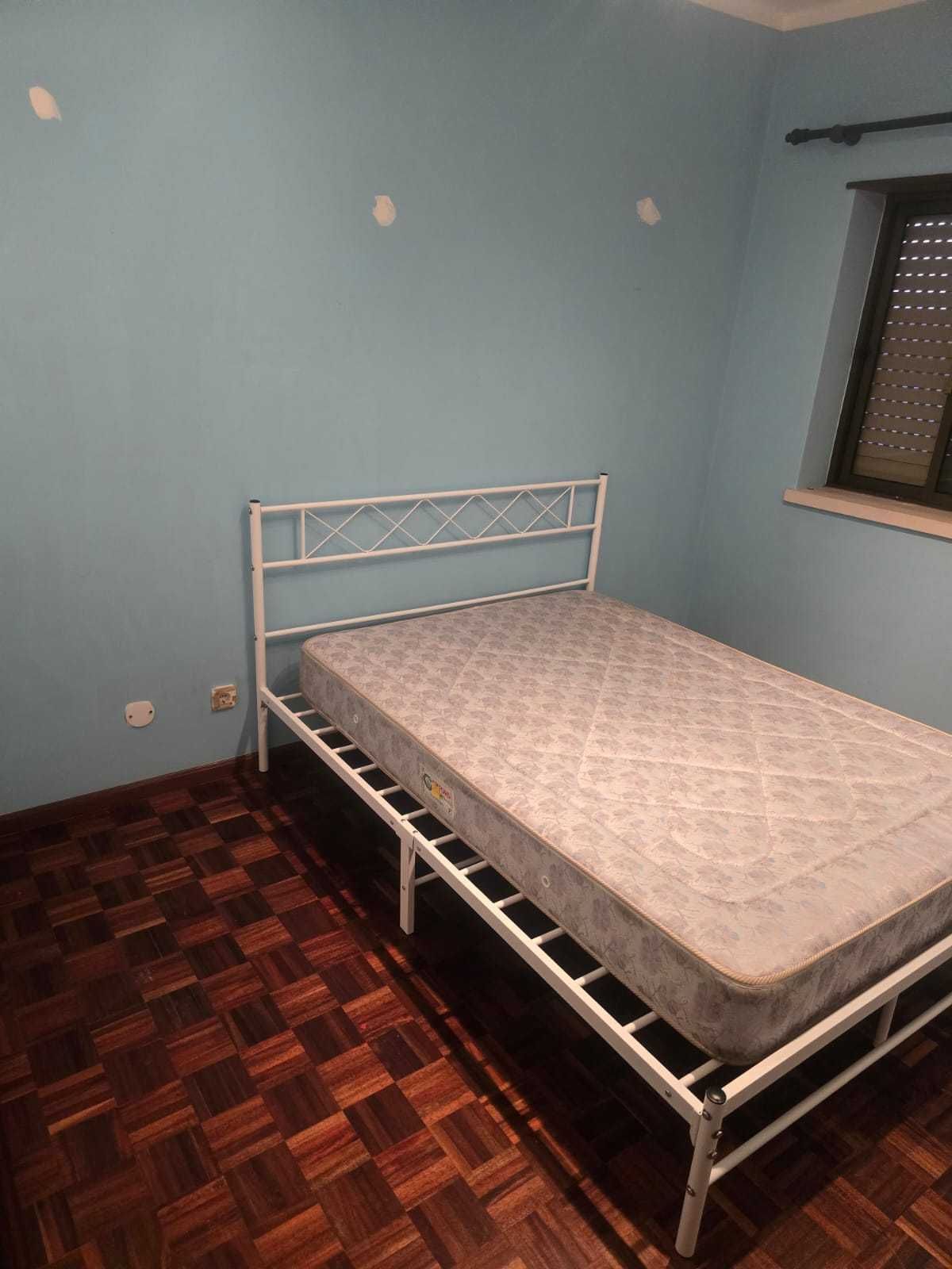 Quarto Mobilado para Alugar – Atouguia da Baleia – 300€/mês