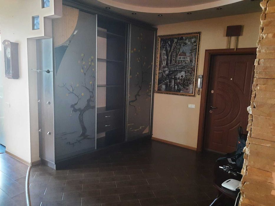 Продається простора 2-км квартира з кухнею-студією у  центрі міста.