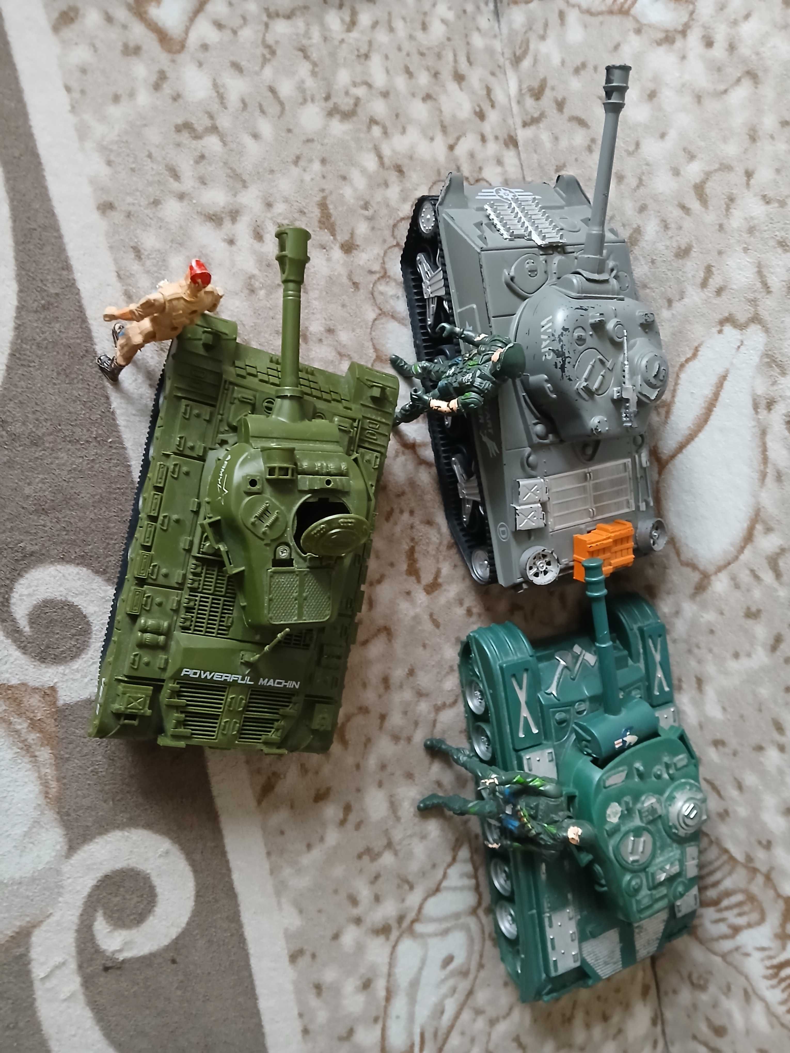 Duże czołgi z napędem 3 szt. + 3 figurki żołnierzy