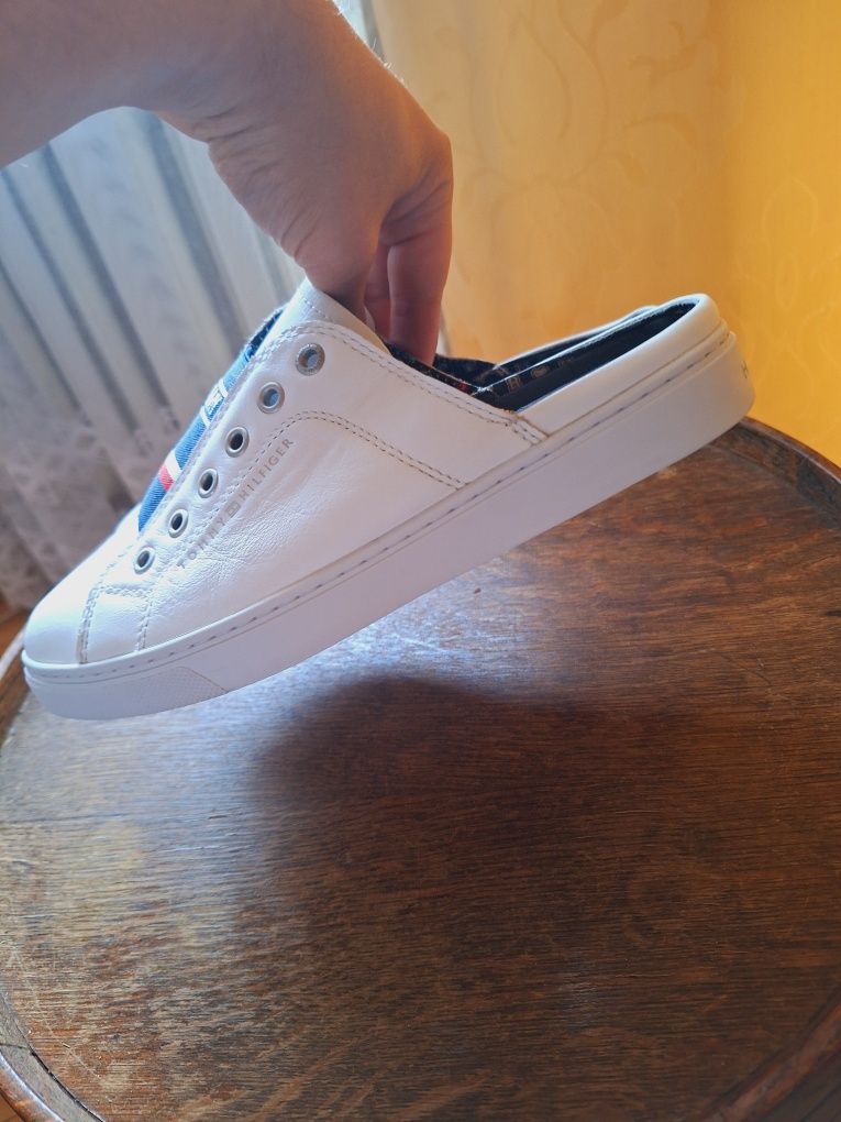 Buty skórzane Tommy Hilfiger- Slip On City Sneaker z nowej kolekcji