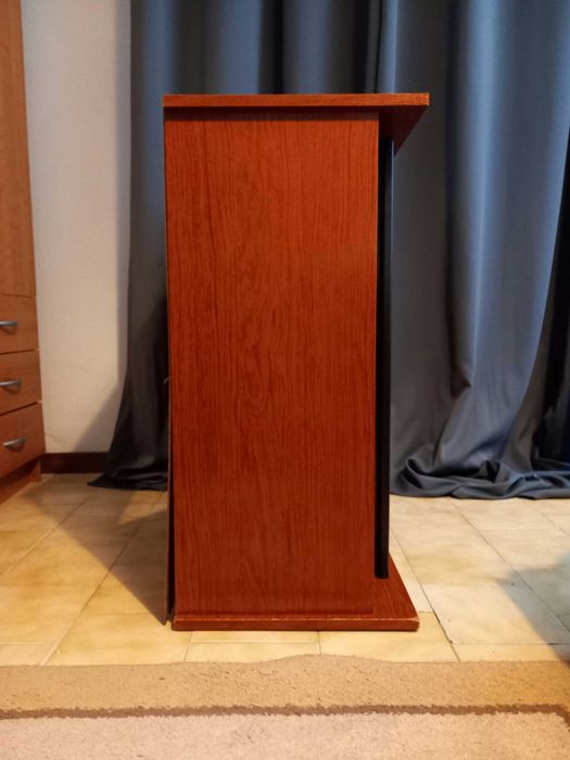 Móvel para Tv em aglomerado revestido de folha de madeira