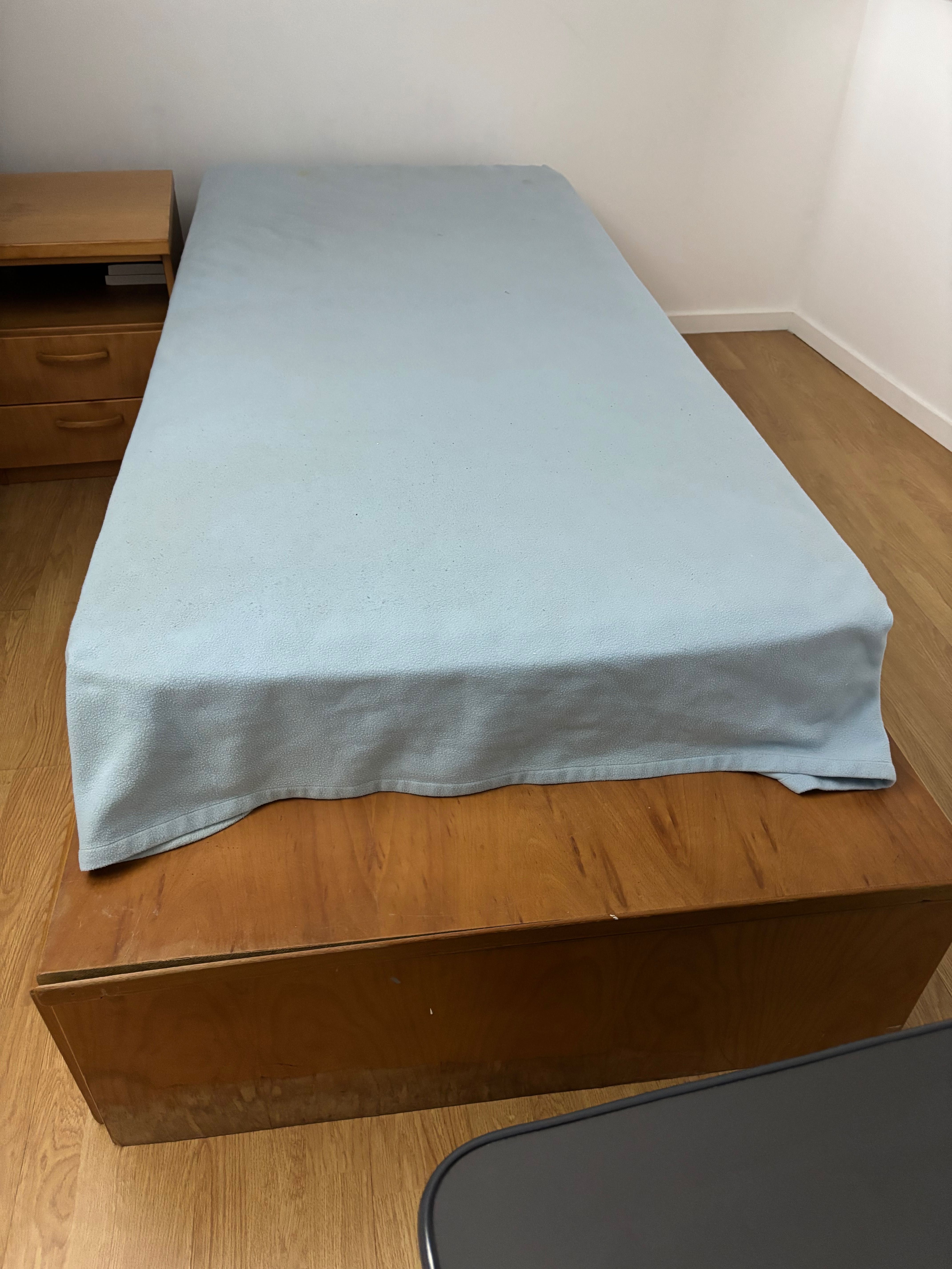 CAMA DUPLA com oferta da mesa de cabeceira