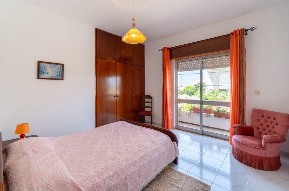Quarto de casal ( cama e mesa de cabeceira )