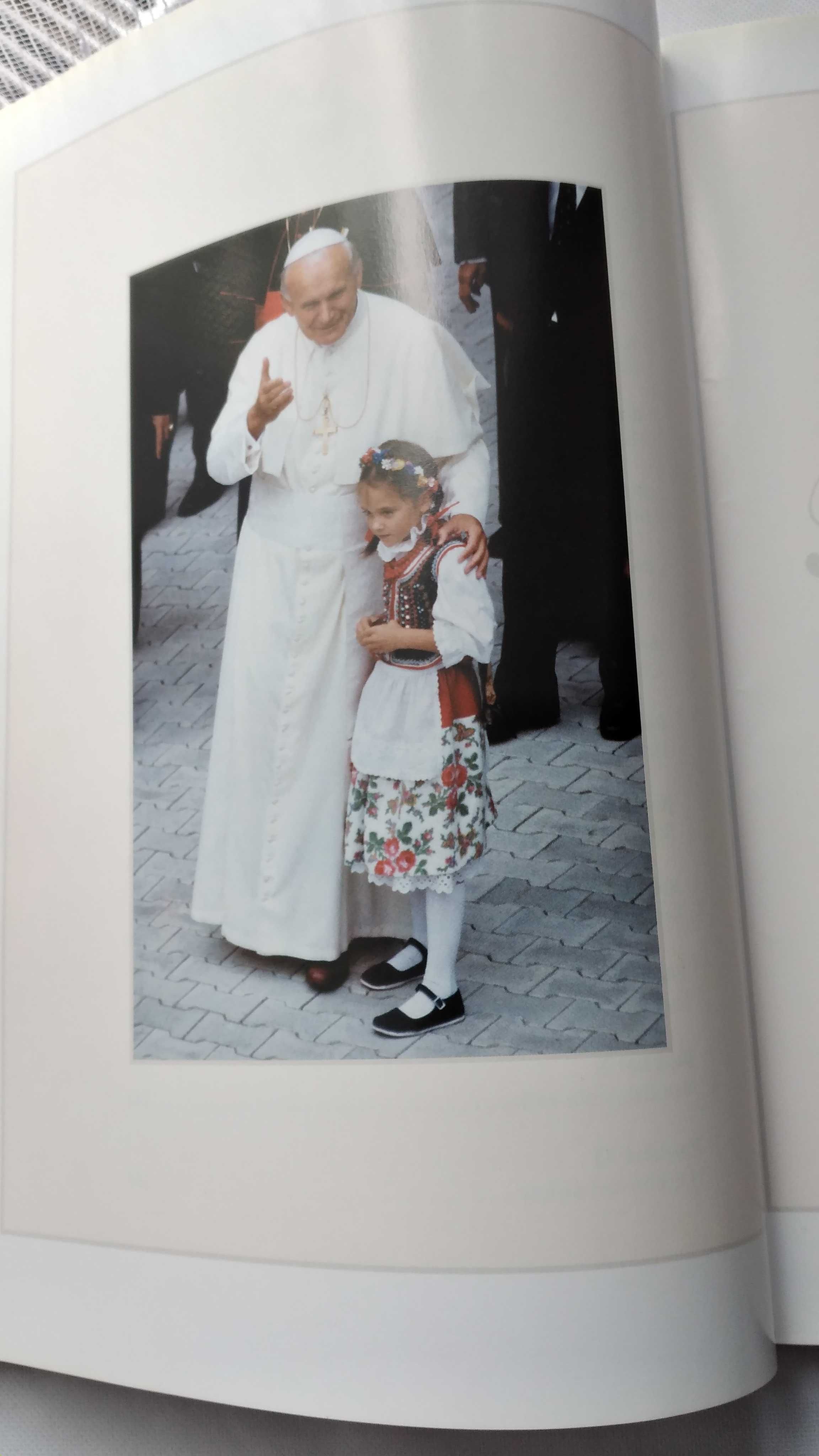 Papierz Jan Paweł II  plus Biblia w obrazkach dla dzieci.