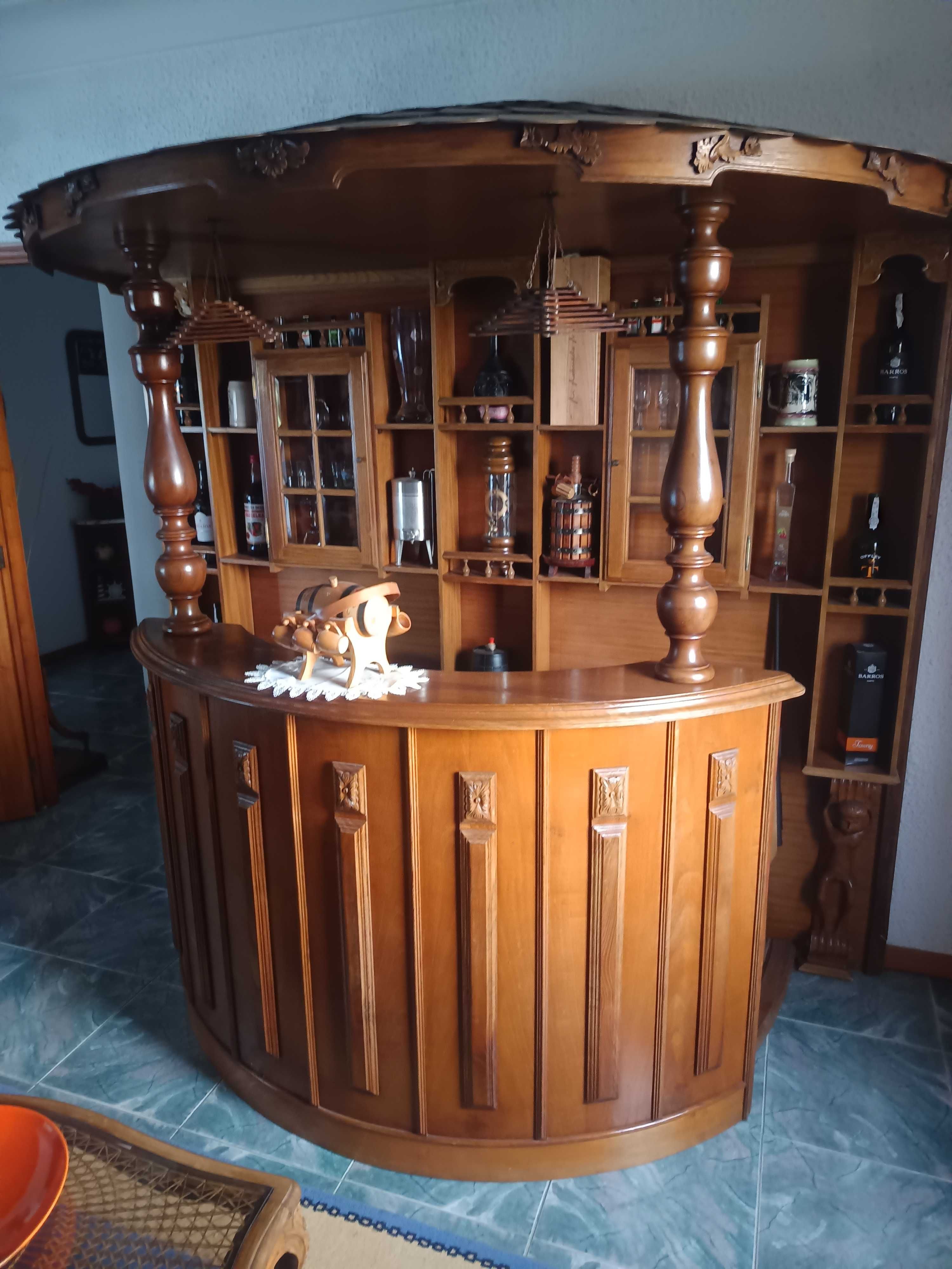 Bar de sala em madeira