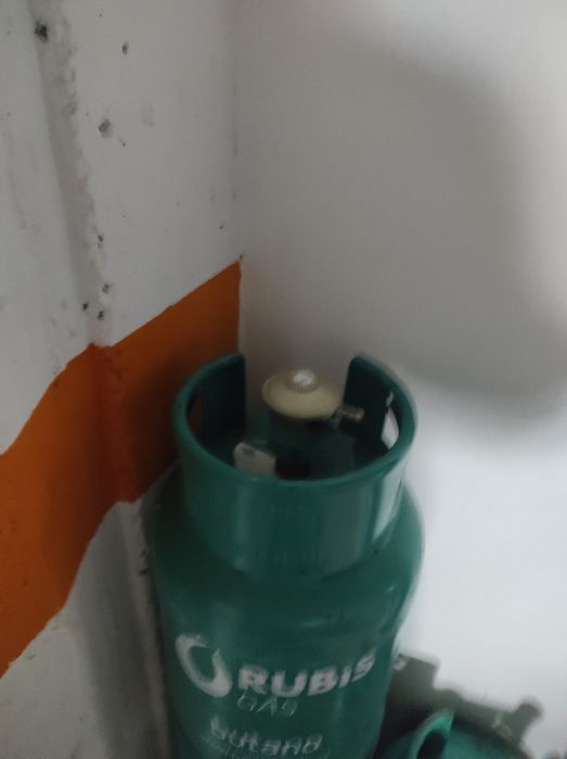 Bilhas de gás uma cheia outra meia e uma vazia