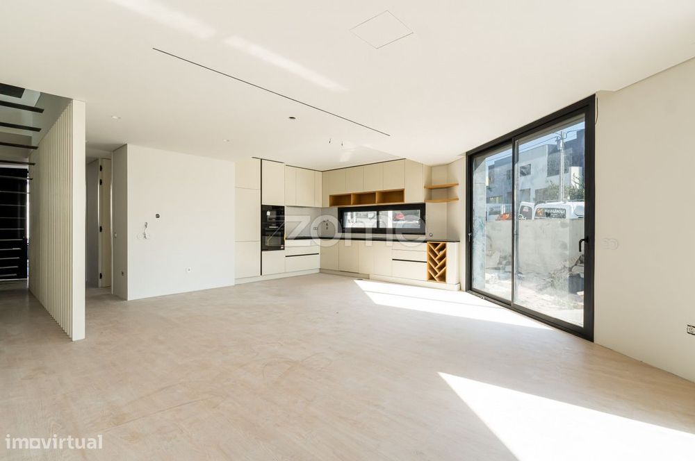 Magnífica Moradia T5 com Piscina, a 300m da Praia da Madalena