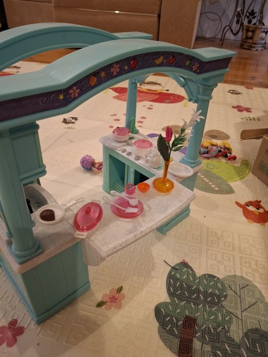 Іграшкова кухня та посудом