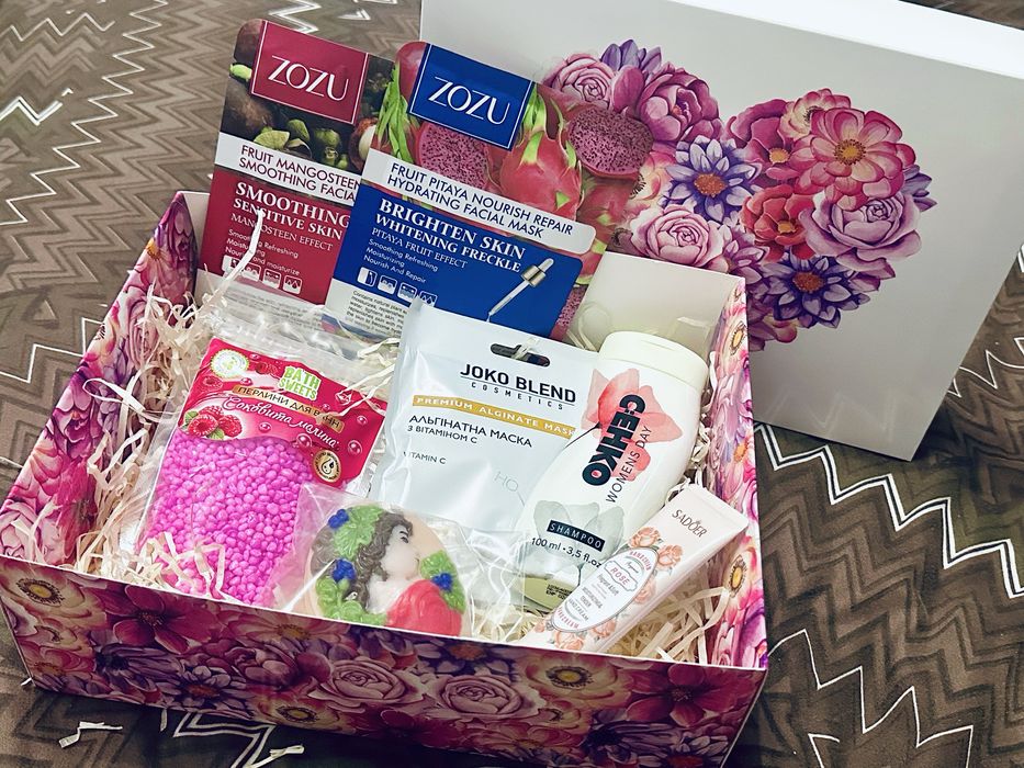 Подарунок. Подарунковий набір в яскравій коробці для жінок, дівчат