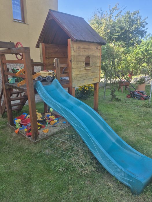 Plac zabaw domek huśtawki piaskownica