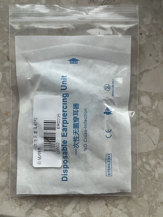 Jednorazowy pistolet do przekluwania uszu