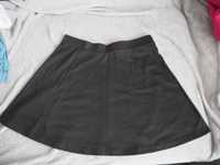 czarna rozkloszowana spódnica