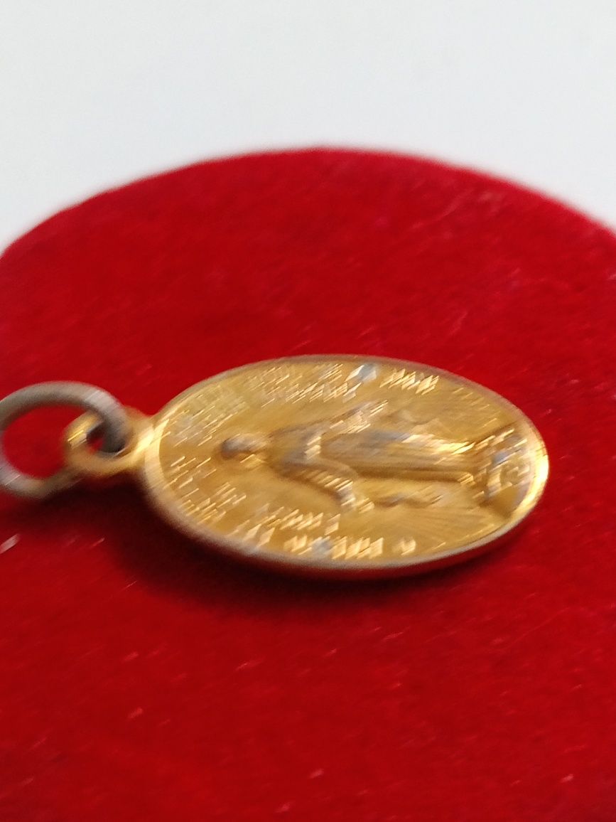 Medalik matka Boża w kolorze złotym 1830