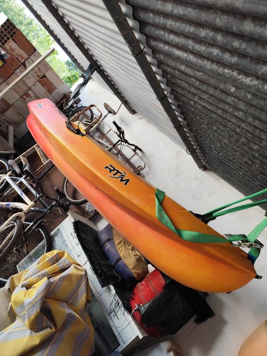 Vendo kayak como novo foi 5ou 6 vezes a água vai com os remos