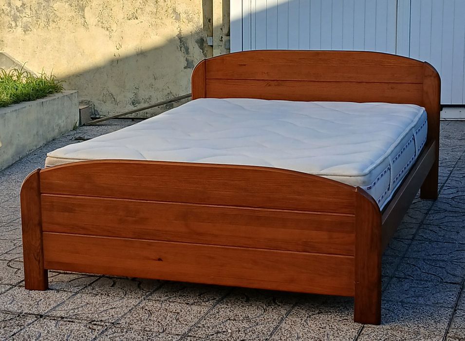 Vendo CAMA de CASAL GRANDE com estrado e COLCHÃO em madeira como nova.