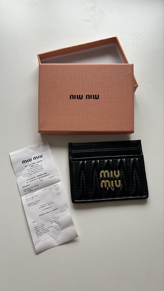 Porta-Cartões Miu Miu Preto – Autêntico, com Recibo e Caixa