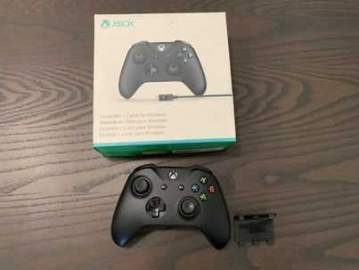 Microsoft Xbox One S All-Digital Edition | 1 TB | Um/Dois Controles