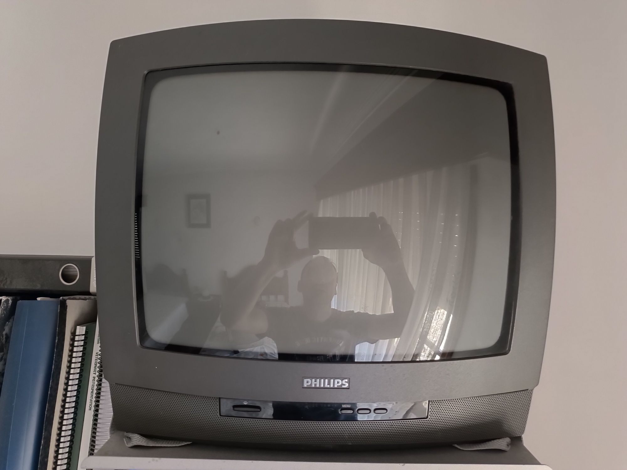 TV PHILIPS EM ótimo estado com livro de instruções e comando.