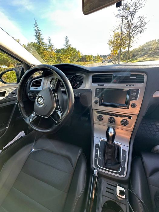 Volkswagen Golf 2015 року випуску (Америка) колір сірий.