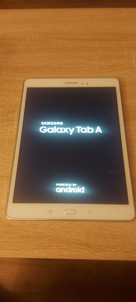 Samsung Galaxy Tab A SM T555 stan wizualny jak nówka. Bialy