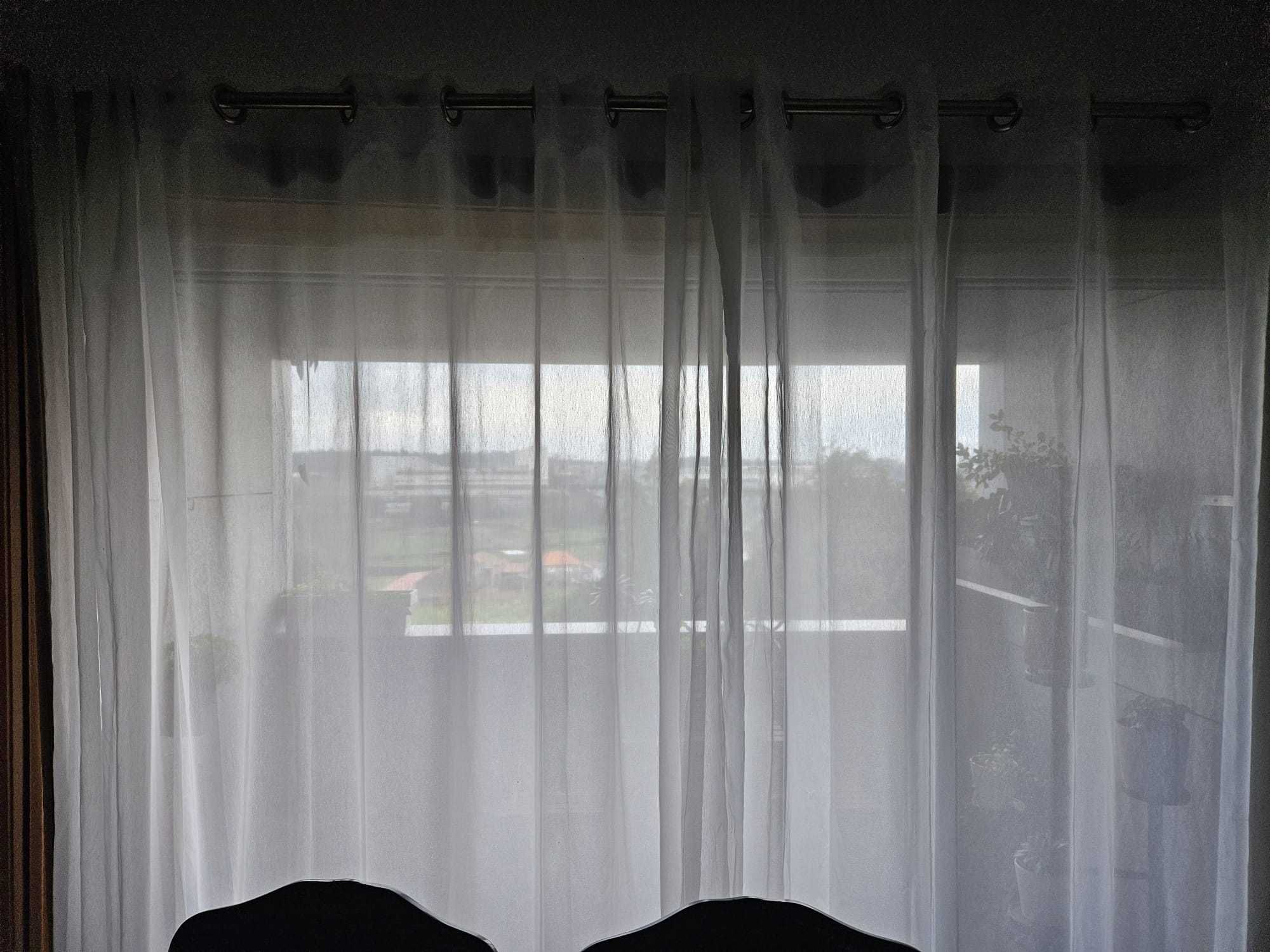 Cortinados Brancos transparentes, Reposteiros e o Varão
