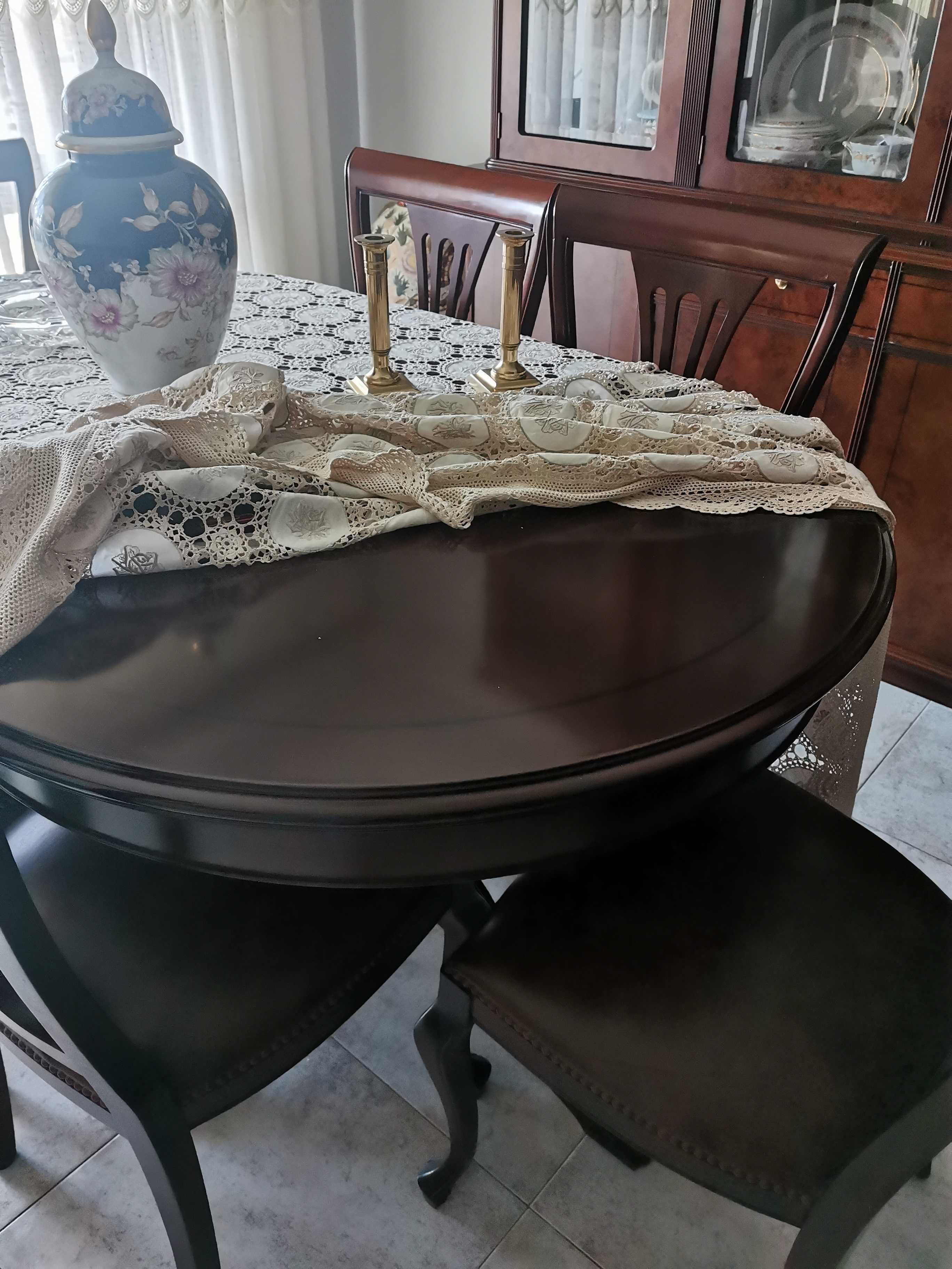 Sala de jantar em cerejeira