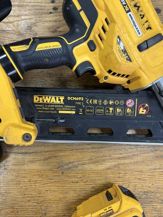 Пистолет гвоздезабивной аккумуляторный бесщеточный DeWALT DCN692N