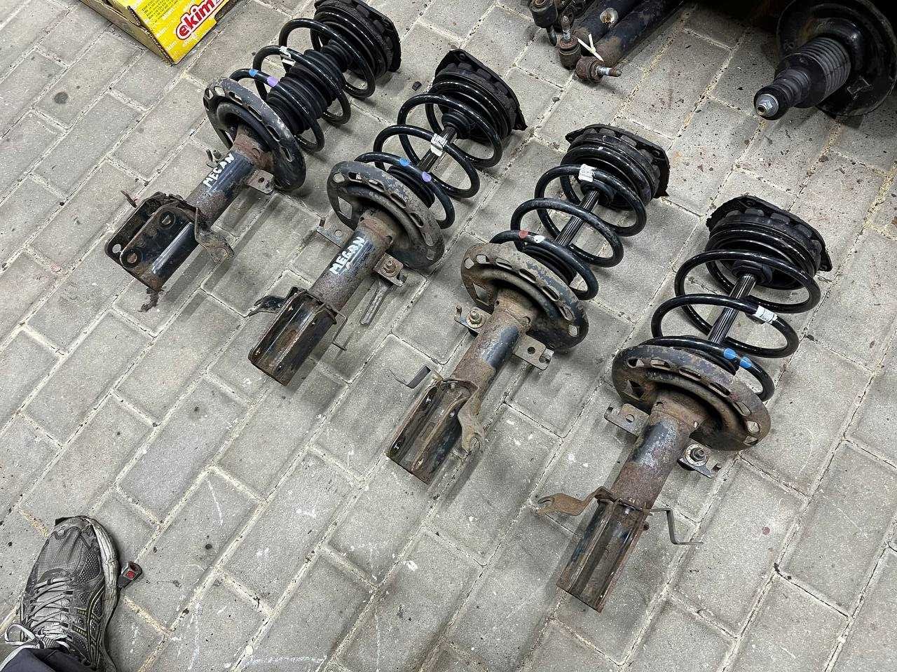 Стойка Передня в зборі Renault Megane 3 2009-2015рік
