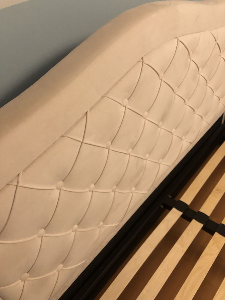 Łóżko tapicerowane 140x200 z pojemnikiem i stelazem glamour