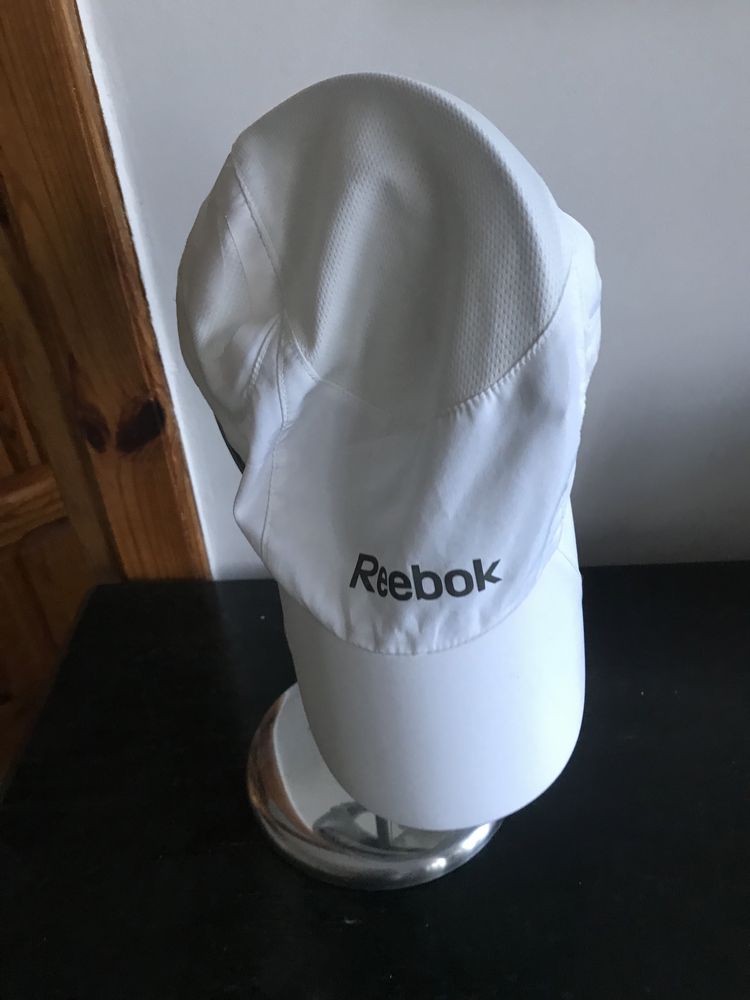 Czapka damska z daszkiem Reebok.