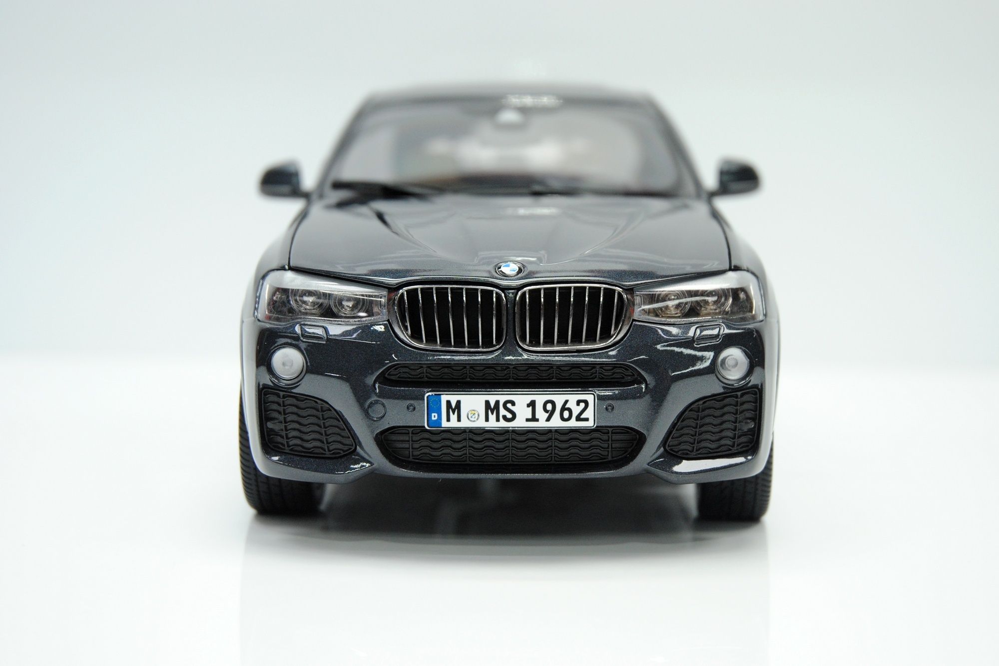 1/18 модель BMW X4 2014 sophisto grey PARAGON