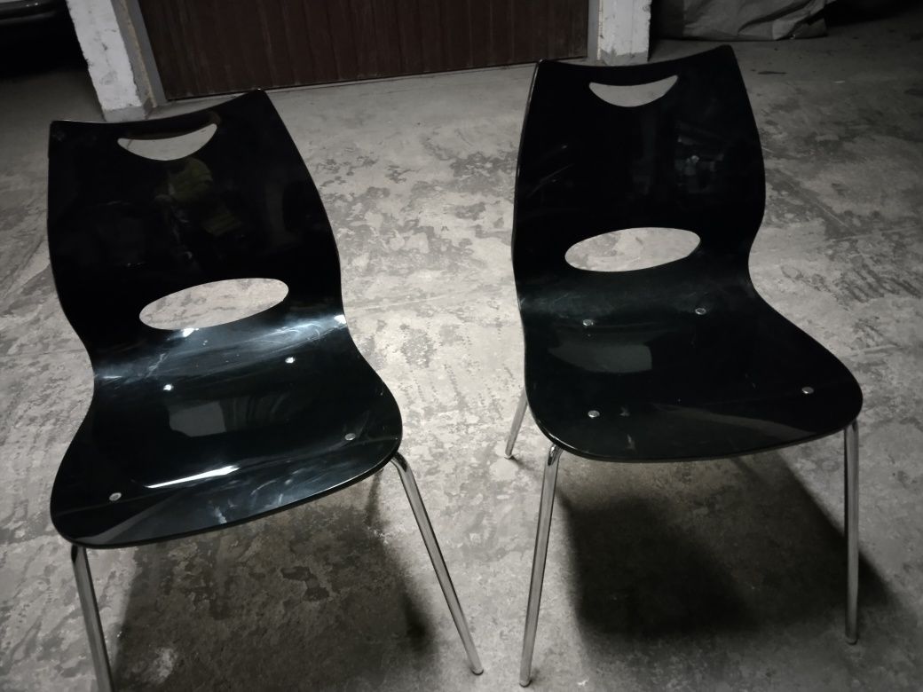 Krzesła w kolorze czarnym połysk